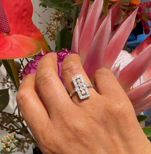 Bague 56 Bague halo rectangulaire en platine et diamants 58 Facettes 4C548C78DB9C4C4581514D8169912DAF