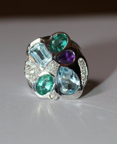 Bague 50 Bague en or blanc 750/1000, aigues-marines, émeraudes, améthyste et diamants 58 Facettes 8