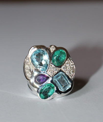 Bague 50 Bague en or blanc 750/1000, aigues-marines, émeraudes, améthyste et diamants 58 Facettes 8