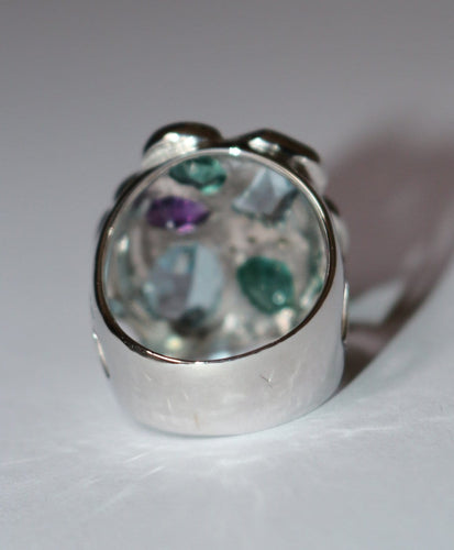 Bague 50 Bague en or blanc 750/1000, aigues-marines, émeraudes, améthyste et diamants 58 Facettes 8
