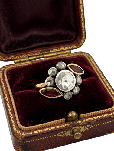 Bague 54 Bague cluster ancienne en or 18k, diamant central et rubis navette 58 Facettes 609/26 A SHD