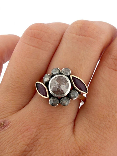 Bague 54 Bague cluster ancienne en or 18k, diamant central et rubis navette 58 Facettes 609/26 A SHD