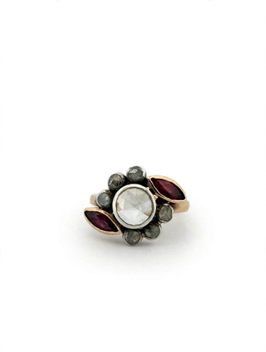 Bague 54 Bague cluster ancienne en or 18k, diamant central et rubis navette 58 Facettes 609/26 A SHD