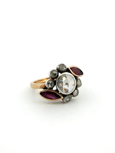 Bague 54 Bague cluster ancienne en or 18k, diamant central et rubis navette 58 Facettes 609/26 A SHD