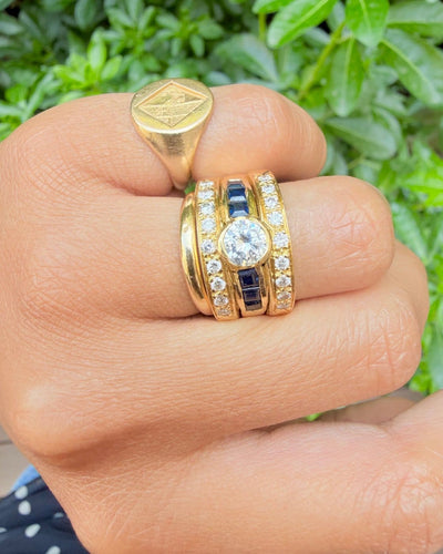 Bague 56 Bague bandeau en or jaune 18 carats, saphirs et diamants 58 Facettes qlqql