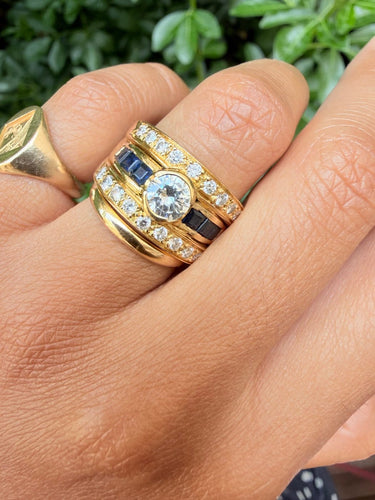 Bague 56 Bague bandeau en or jaune 18 carats, saphirs et diamants 58 Facettes qlqql