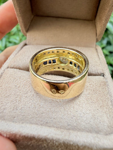 Bague 56 Bague bandeau en or jaune 18 carats, saphirs et diamants 58 Facettes qlqql