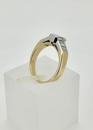 Bague 53.5 Bague en or jaune et blanc 18 carats avec diamant taille émeraude 58 Facettes