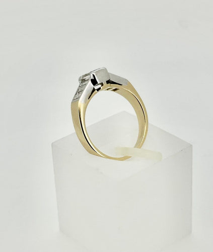 Bague 53.5 Bague en or jaune et blanc 18 carats avec diamant taille émeraude 58 Facettes