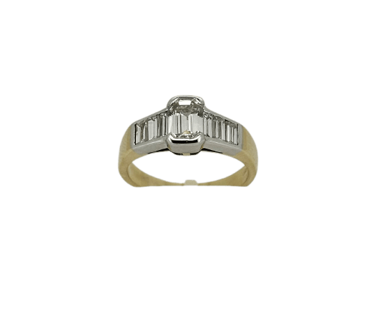 Bague 53.5 Bague en or jaune et blanc 18 carats avec diamant taille émeraude 58 Facettes