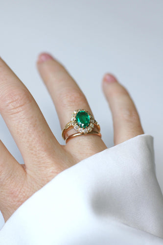 Bague 55 Bague marguerite ancienne en or jaune 18k, émeraude de Colombie et diamants 58 Facettes