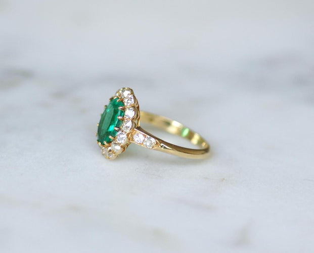 Bague 55 Bague marguerite ancienne en or jaune 18k, émeraude de Colombie et diamants 58 Facettes