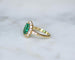 Bague 55 Bague marguerite ancienne en or jaune 18k, émeraude de Colombie et diamants 58 Facettes