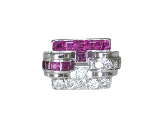 Bague 56 Bague chevalière Art déco en platine, rubis birmans et diamants 58 Facettes