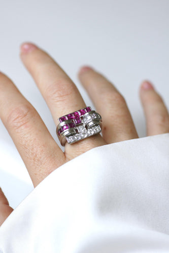 Bague 56 Bague chevalière Art déco en platine, rubis birmans et diamants 58 Facettes