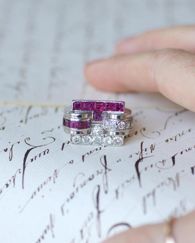 Bague 56 Bague chevalière Art déco en platine, rubis birmans et diamants 58 Facettes