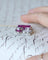 Bague 56 Bague chevalière Art déco en platine, rubis birmans et diamants 58 Facettes