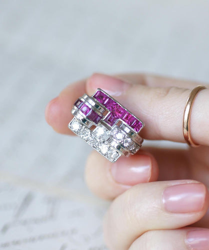 Bague 56 Bague chevalière Art déco en platine, rubis birmans et diamants 58 Facettes