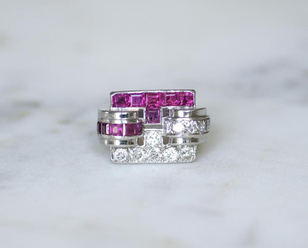 Bague 56 Bague chevalière Art déco en platine, rubis birmans et diamants 58 Facettes