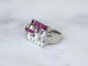 Bague 56 Bague chevalière Art déco en platine, rubis birmans et diamants 58 Facettes