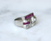 Bague 56 Bague chevalière Art déco en platine, rubis birmans et diamants 58 Facettes