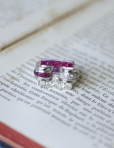 Bague 56 Bague chevalière Art déco en platine, rubis birmans et diamants 58 Facettes