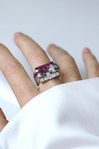 Bague 56 Bague chevalière Art déco en platine, rubis birmans et diamants 58 Facettes