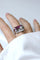 Bague 56 Bague chevalière Art déco en platine, rubis birmans et diamants 58 Facettes