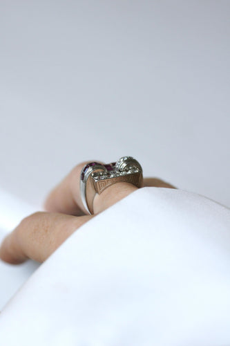 Bague 56 Bague chevalière Art déco en platine, rubis birmans et diamants 58 Facettes