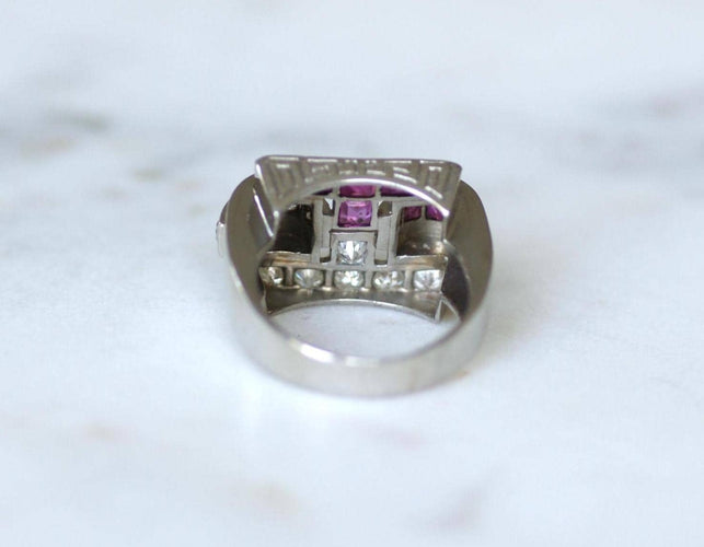 Bague 56 Bague chevalière Art déco en platine, rubis birmans et diamants 58 Facettes