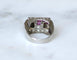 Bague 56 Bague chevalière Art déco en platine, rubis birmans et diamants 58 Facettes