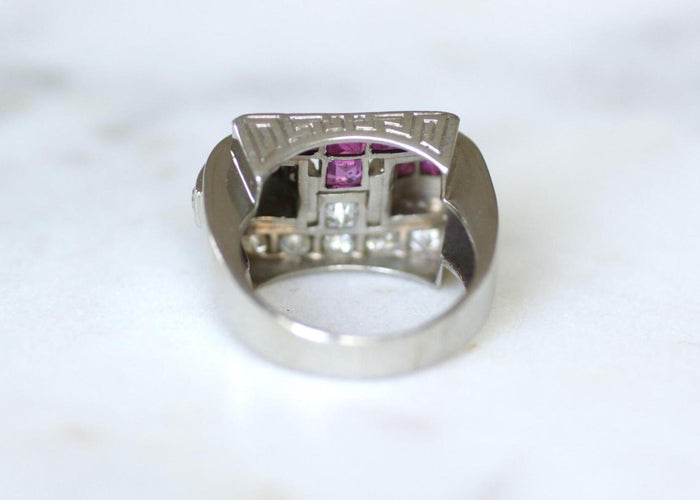 Bague 56 Bague chevalière Art déco en platine, rubis birmans et diamants 58 Facettes