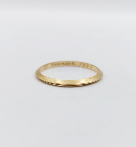 Bague 57 Bague jonc en or 18k biseautée, vers 1945 58 Facettes A08013