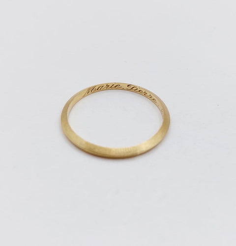 Bague 57 Bague jonc en or 18k biseautée, vers 1945 58 Facettes A08013