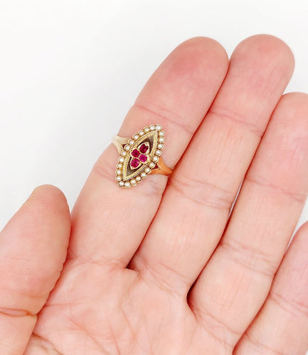 Bague 56 Bague marquise victorienne en or rose 18k, rubis et perles, vers 1890 58 Facettes A08014