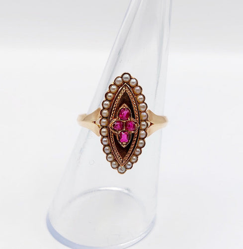 Bague 56 Bague marquise victorienne en or rose 18k, rubis et perles, vers 1890 58 Facettes A08014