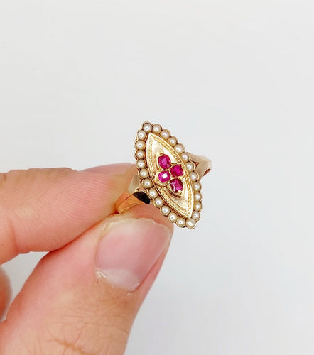 Bague 56 Bague marquise victorienne en or rose 18k, rubis et perles, vers 1890 58 Facettes A08014