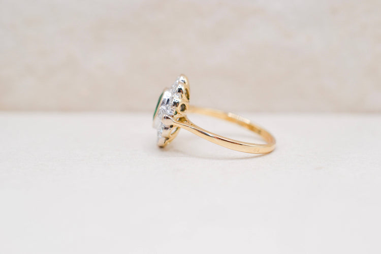 https://cdn.shopify.com/s/files/1/0963/7950/2920/files/bague-ancienne-marguerite-emeraude-diamants.jpg?v=1789547993