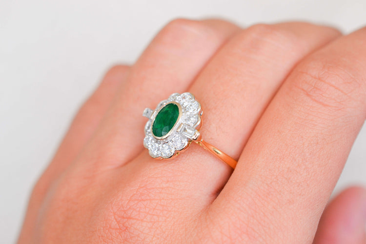 https://cdn.shopify.com/s/files/1/0963/7950/2920/files/bague-vintage-pompadour-emeraude-marguerite-or-18-carats.jpg?v=1789547993