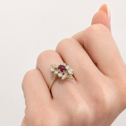 Bague 55 Bague en or jaune 18 carats, rubis cabochon et diamants 58 Facettes 35964