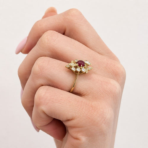Bague 55 Bague en or jaune 18 carats, rubis cabochon et diamants 58 Facettes 35964