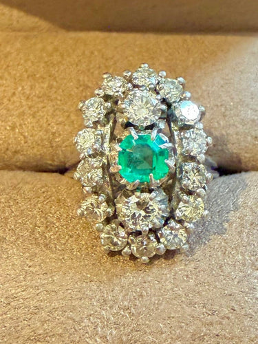 Bague 50 Bague marquise en or blanc et platine, émeraude et diamants 58 Facettes vzvzlzl