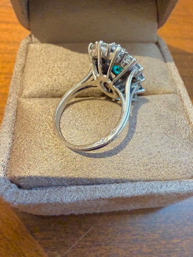 Bague 50 Bague marquise en or blanc et platine, émeraude et diamants 58 Facettes vzvzlzl