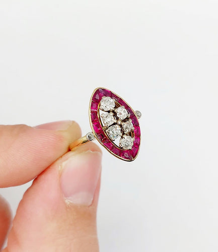 Bague 56 Bague marquise Art déco en or 18k, diamants taille ancienne et rubis calibrés 58 Facettes A08023