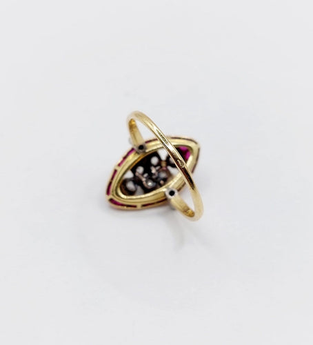 Bague 56 Bague marquise Art déco en or 18k, diamants taille ancienne et rubis calibrés 58 Facettes A08023