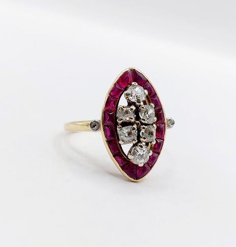 Bague 56 Bague marquise Art déco en or 18k, diamants taille ancienne et rubis calibrés 58 Facettes A08023