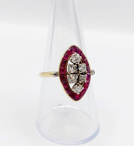 Bague 56 Bague marquise Art déco en or 18k, diamants taille ancienne et rubis calibrés 58 Facettes A08023