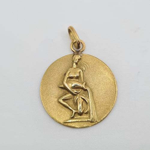 Pendentif Pendentif médaillon rond en or jaune 18 carats, femme portant une cruche 58 Facettes #2087