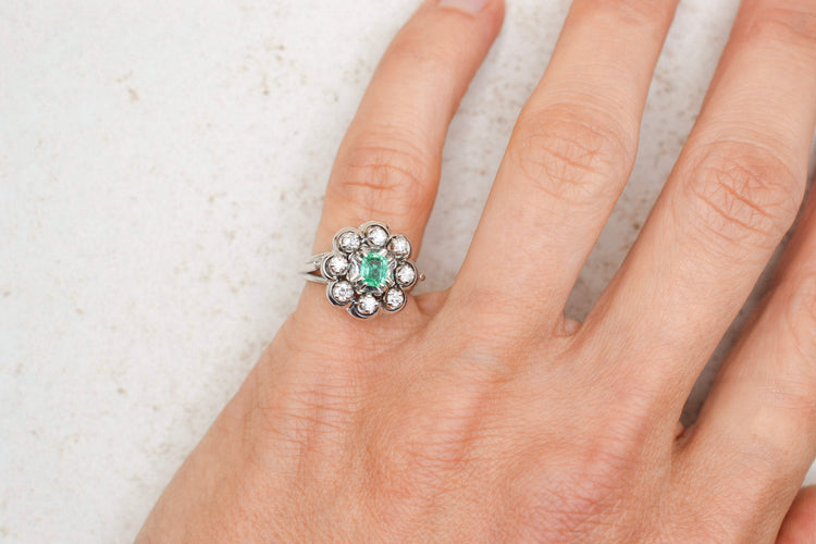 Bague 44 Bague flocon en or blanc 18 carats, émeraude et diamants 58 Facettes 4055