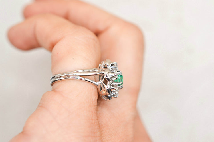 Bague 44 Bague flocon en or blanc 18 carats, émeraude et diamants 58 Facettes 4055